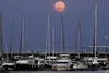  V10. VALENCIA, 04/10/09.- La luna llena se ve esta noche sobre los barcos amarrados en la darsena interior del Puerto de Valencia. EFE/Manuel Bruque TELETIPOS_CORREO:MET,%%%,%%%,%%%