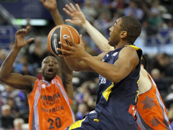 Granger penetra ante la defensa rival